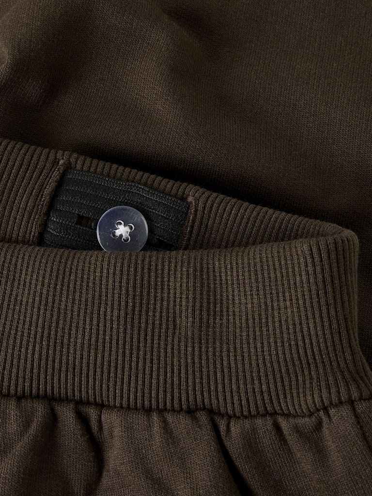 Brun mjukis byxa till pojke. Joggers med traktor motiv på mys byxa i ekologisk bomull från Name it.
NMMBASIL PANT SWE BRU
13259576