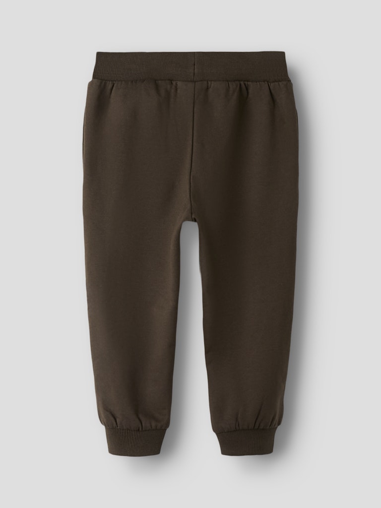 Brun mjukis byxa till pojke. Joggers med traktor motiv på mys byxa i ekologisk bomull från Name it.
NMMBASIL PANT SWE BRU
13259576