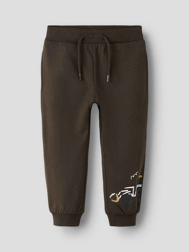 Brun mjukis byxa till pojke. Joggers med traktor motiv på mys byxa i ekologisk bomull från Name it.
NMMBASIL PANT SWE BRU
13259576