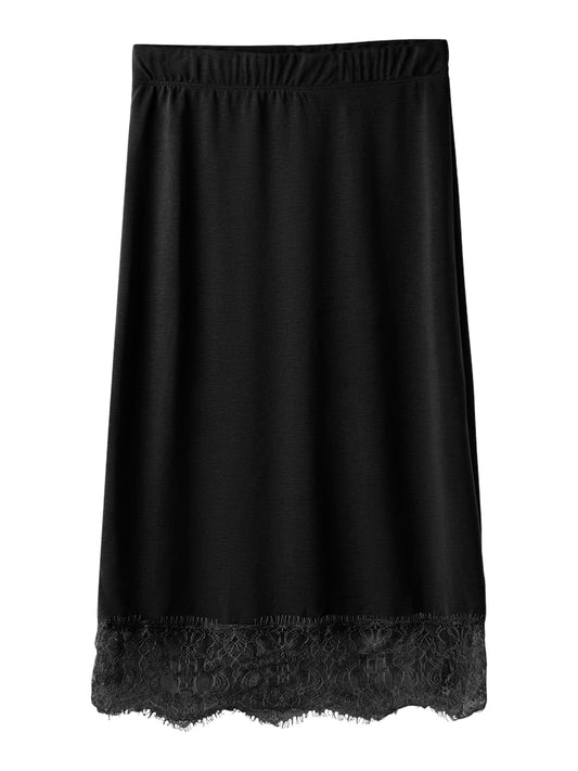 Svart lång kjol med spets till tjej. Mjuk och skön långkjol till flicka från Name it.
NKFRENIE MIDI SKIRT
13260101