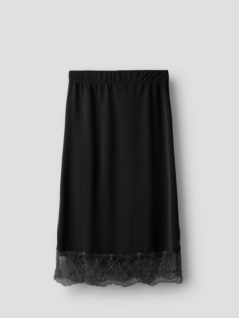 Svart lång kjol med spets till tjej. Mjuk och skön långkjol till flicka från Name it.
NKFRENIE MIDI SKIRT
13260101