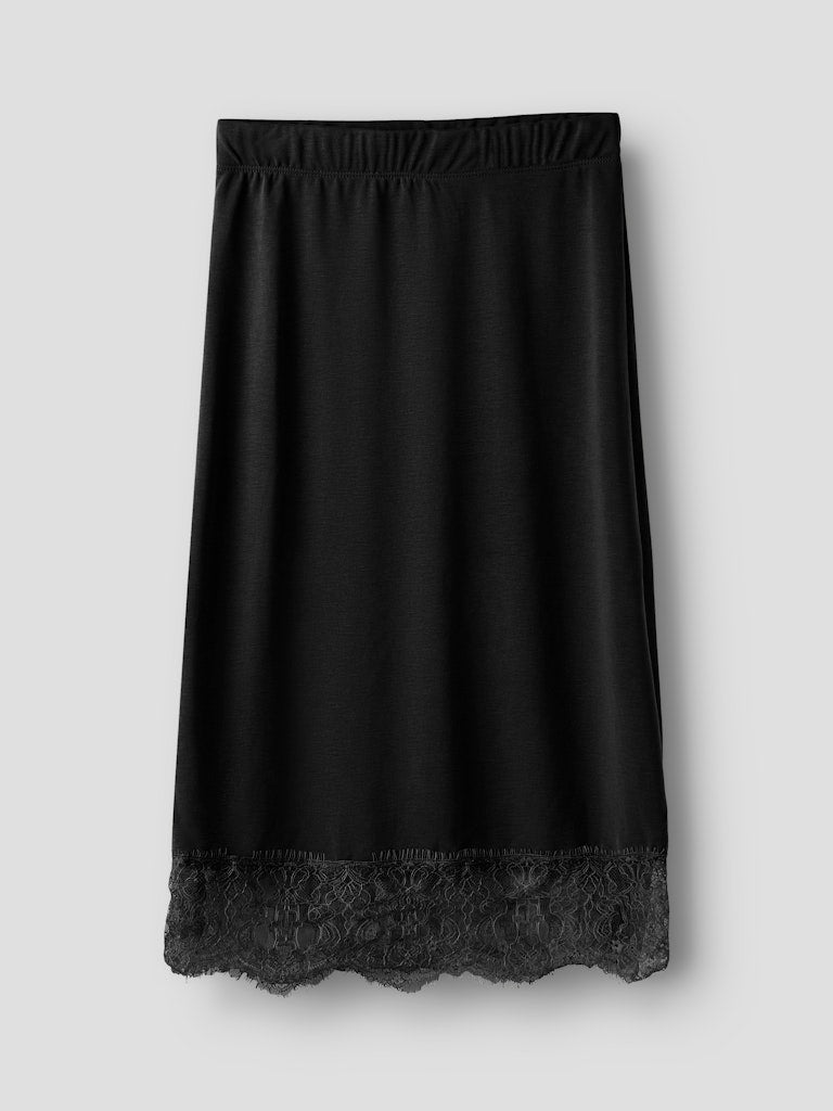 Svart lång kjol med spets till tjej. Mjuk och skön långkjol till flicka från Name it.
NKFRENIE MIDI SKIRT
13260101