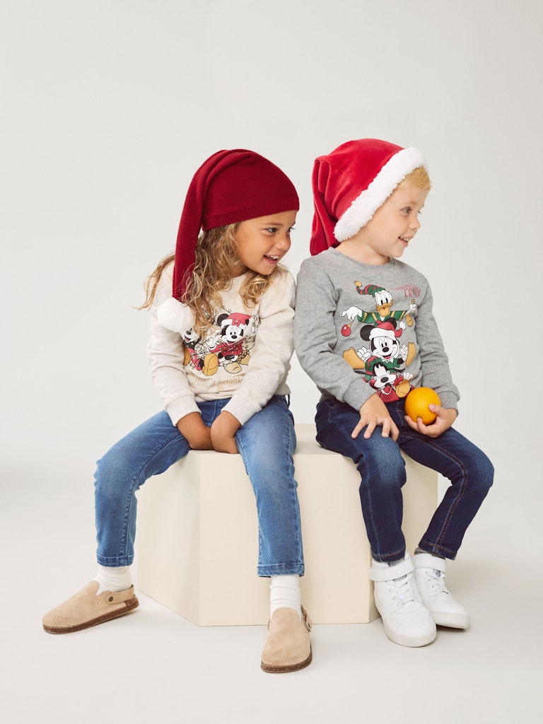 Röd tomte luva till barn, nisse mössa till flicka och pojke. Röd ed vit lurvig kant och tofs. Ekologisk bomull.
NMMRISTMAS HAT
13196948