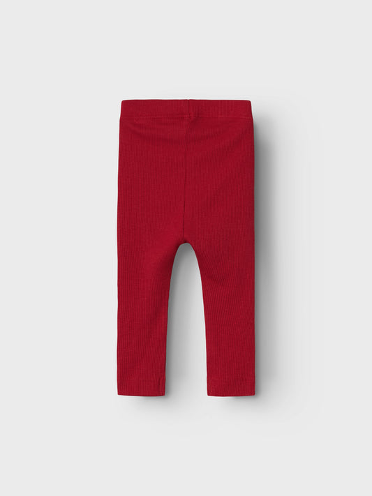 Röda ribbade baby byxor till pojke och flicka. Söt enfärgad leggings i ekologisk bomull och röd färg. Perfekt byxa till julens alla sköna dagar och kanske extra perfekta om du vill klä din bebis som en liten tomte nisse. Name it NBNKAB, KAB