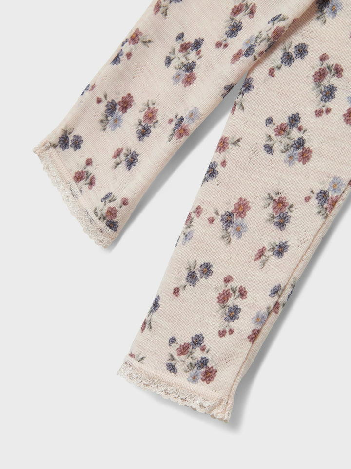 Söt blommig långkalsong till flicka, tjej. Ull byxor i mjukaste merinoull från Name it. Ull har den magiska egenskapen att värma när det är kallt och kyla när det är varmt. Det perfekta plagget för varje dag helt enkelt.&nbsp;

Håll det enkelt och bekvämt för ditt barn att skapa en cool outfit med mjuka och stretchiga leggings. Needle drop kännetecknas av tappade stygn för unika mönster och en söt look.

Produkttyp: Leggings
Midja: Mitt i midjan
Resår i midjan, knälappar
Passform: Normal pass