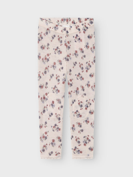 Söt blommig långkalsong till flicka, tjej. Ull byxor i mjukaste merinoull från Name it. Ull har den magiska egenskapen att värma när det är kallt och kyla när det är varmt. Det perfekta plagget för varje dag helt enkelt.&nbsp;

Håll det enkelt och bekvämt för ditt barn att skapa en cool outfit med mjuka och stretchiga leggings. Needle drop kännetecknas av tappade stygn för unika mönster och en söt look.

Produkttyp: Leggings
Midja: Mitt i midjan
Resår i midjan, knälappar
Passform: Normal pass