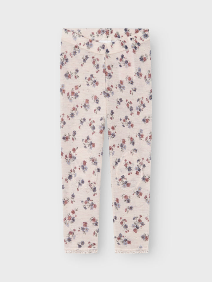 Söt blommig långkalsong till flicka, tjej. Ull byxor i mjukaste merinoull från Name it. Ull har den magiska egenskapen att värma när det är kallt och kyla när det är varmt. Det perfekta plagget för varje dag helt enkelt.&nbsp;

Håll det enkelt och bekvämt för ditt barn att skapa en cool outfit med mjuka och stretchiga leggings. Needle drop kännetecknas av tappade stygn för unika mönster och en söt look.

Produkttyp: Leggings
Midja: Mitt i midjan
Resår i midjan, knälappar
Passform: Normal pass