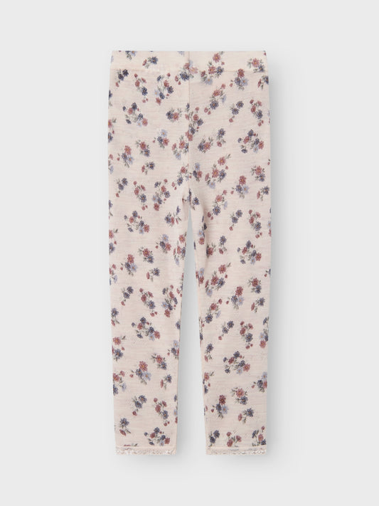 Söt blommig långkalsong till flicka, tjej. Ull byxor i mjukaste merinoull från Name it. Ull har den magiska egenskapen att värma när det är kallt och kyla när det är varmt. Det perfekta plagget för varje dag helt enkelt.&nbsp;

Håll det enkelt och bekvämt för ditt barn att skapa en cool outfit med mjuka och stretchiga leggings. Needle drop kännetecknas av tappade stygn för unika mönster och en söt look.

Produkttyp: Leggings
Midja: Mitt i midjan
Resår i midjan, knälappar
Passform: Normal pass