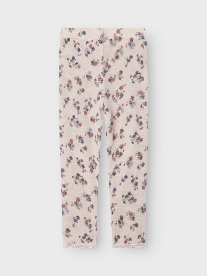 Söt blommig långkalsong till flicka, tjej. Ull byxor i mjukaste merinoull från Name it. Ull har den magiska egenskapen att värma när det är kallt och kyla när det är varmt. Det perfekta plagget för varje dag helt enkelt.&nbsp;

Håll det enkelt och bekvämt för ditt barn att skapa en cool outfit med mjuka och stretchiga leggings. Needle drop kännetecknas av tappade stygn för unika mönster och en söt look.

Produkttyp: Leggings
Midja: Mitt i midjan
Resår i midjan, knälappar
Passform: Normal pass