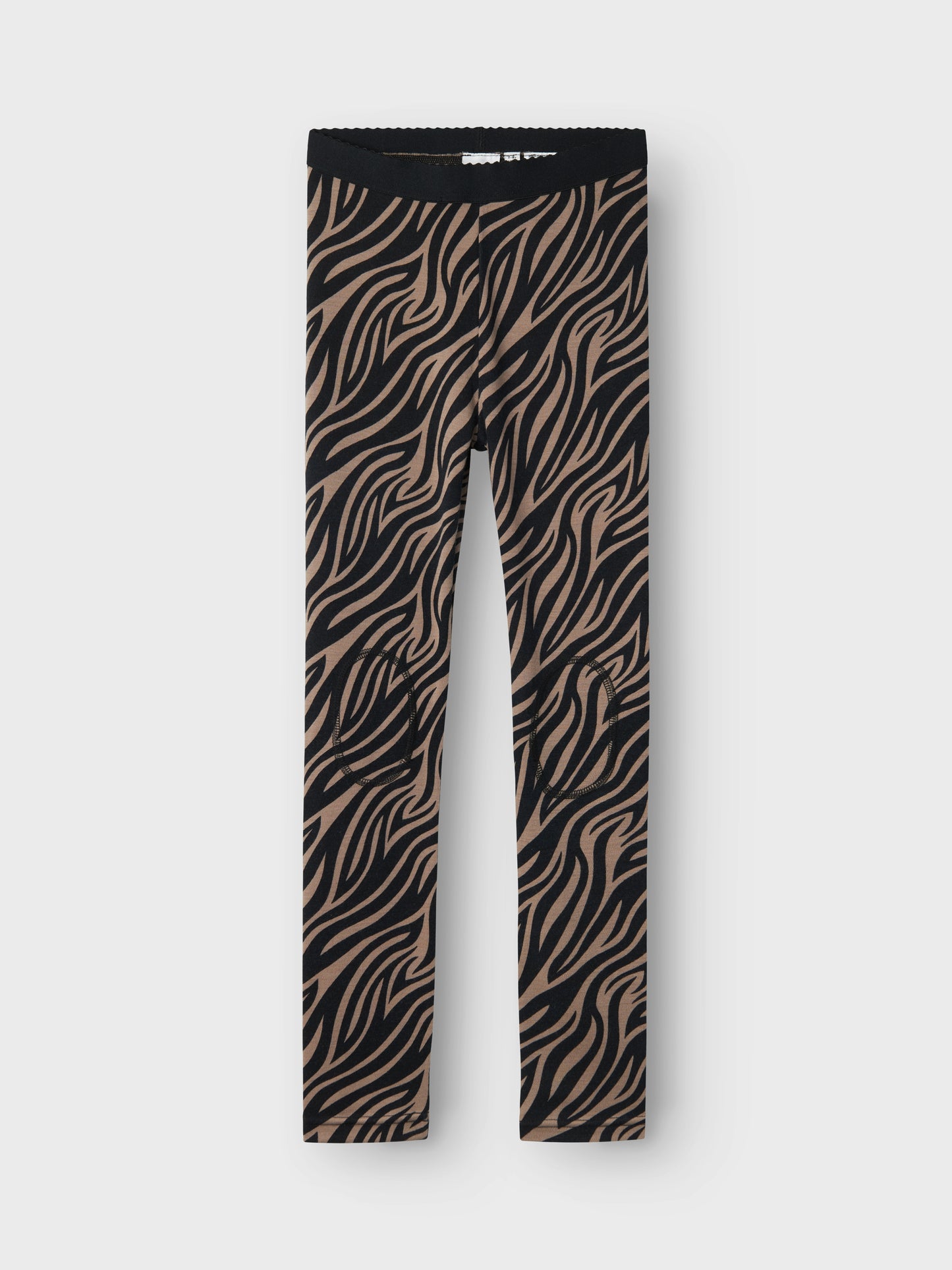 Merinoull långkalsonger, leggings med svart beige zebra mönster till flicka, tjej.Vill du ha det allra bästa till ditt barn, välj ull närmast kroppen. Ett ull underställ värmer gott när det är kallt ute. Ull har en fantastisk egenskap att värma när det är kallt, kyla när det är varmt, samt transportera bort fukt från huden. Håll det enkelt och bekvämt för ditt barn att skapa en cool outfit med mjuka och stretchiga leggings.

Produkttyp: Leggings
Midja: Mitt i midjan
Extra detaljer: Knälappar, resår i midjan