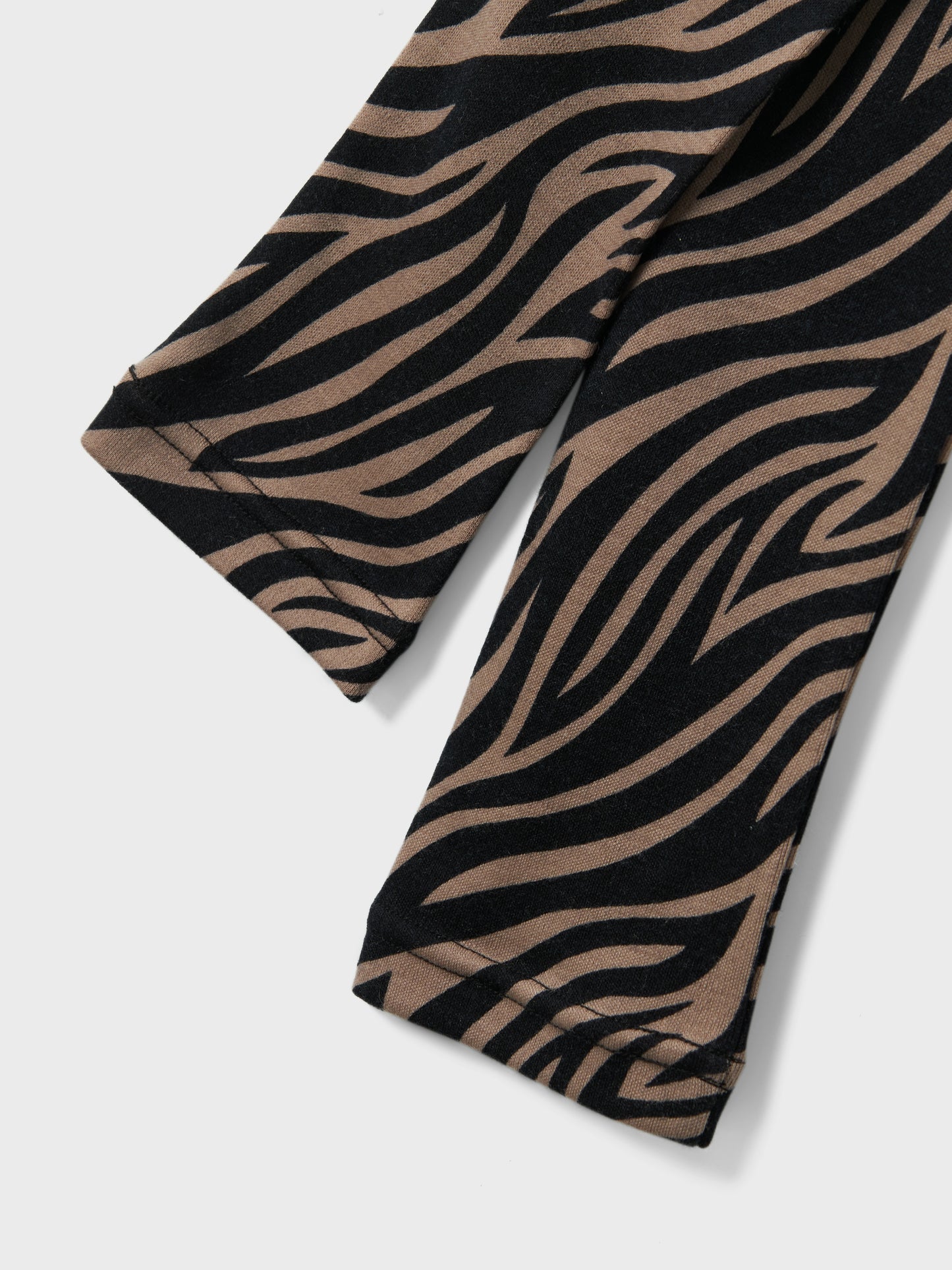 Merinoull långkalsonger, leggings med svart beige zebra mönster till flicka, tjej.Vill du ha det allra bästa till ditt barn, välj ull närmast kroppen. Ett ull underställ värmer gott när det är kallt ute. Ull har en fantastisk egenskap att värma när det är kallt, kyla när det är varmt, samt transportera bort fukt från huden. Håll det enkelt och bekvämt för ditt barn att skapa en cool outfit med mjuka och stretchiga leggings.

Produkttyp: Leggings
Midja: Mitt i midjan
Extra detaljer: Knälappar, resår i midjan