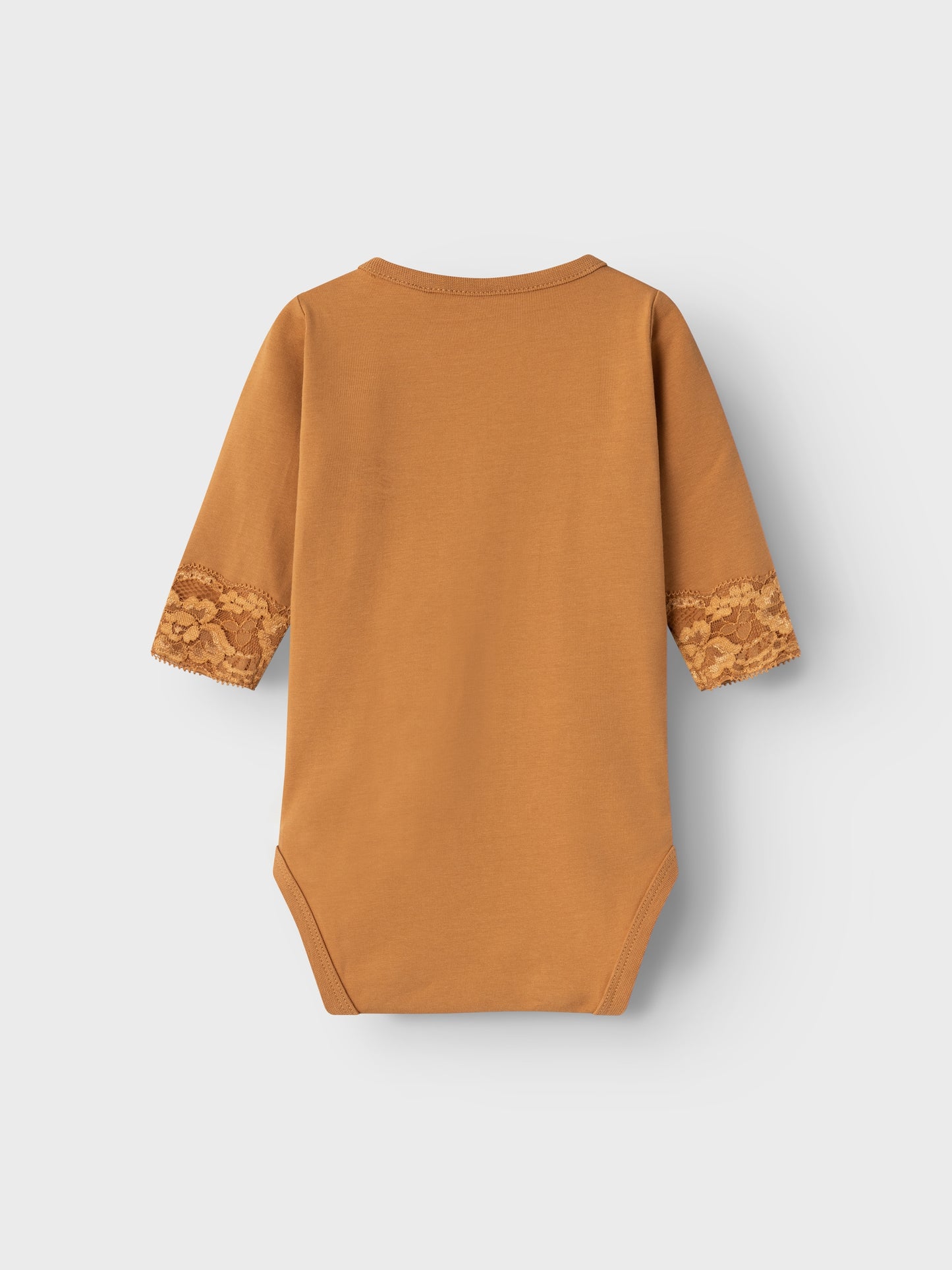 Långärmad body med söt spetskant vid handen. Ekologisk baby body i fin brun färg. Bebiskläder, bodysuit.