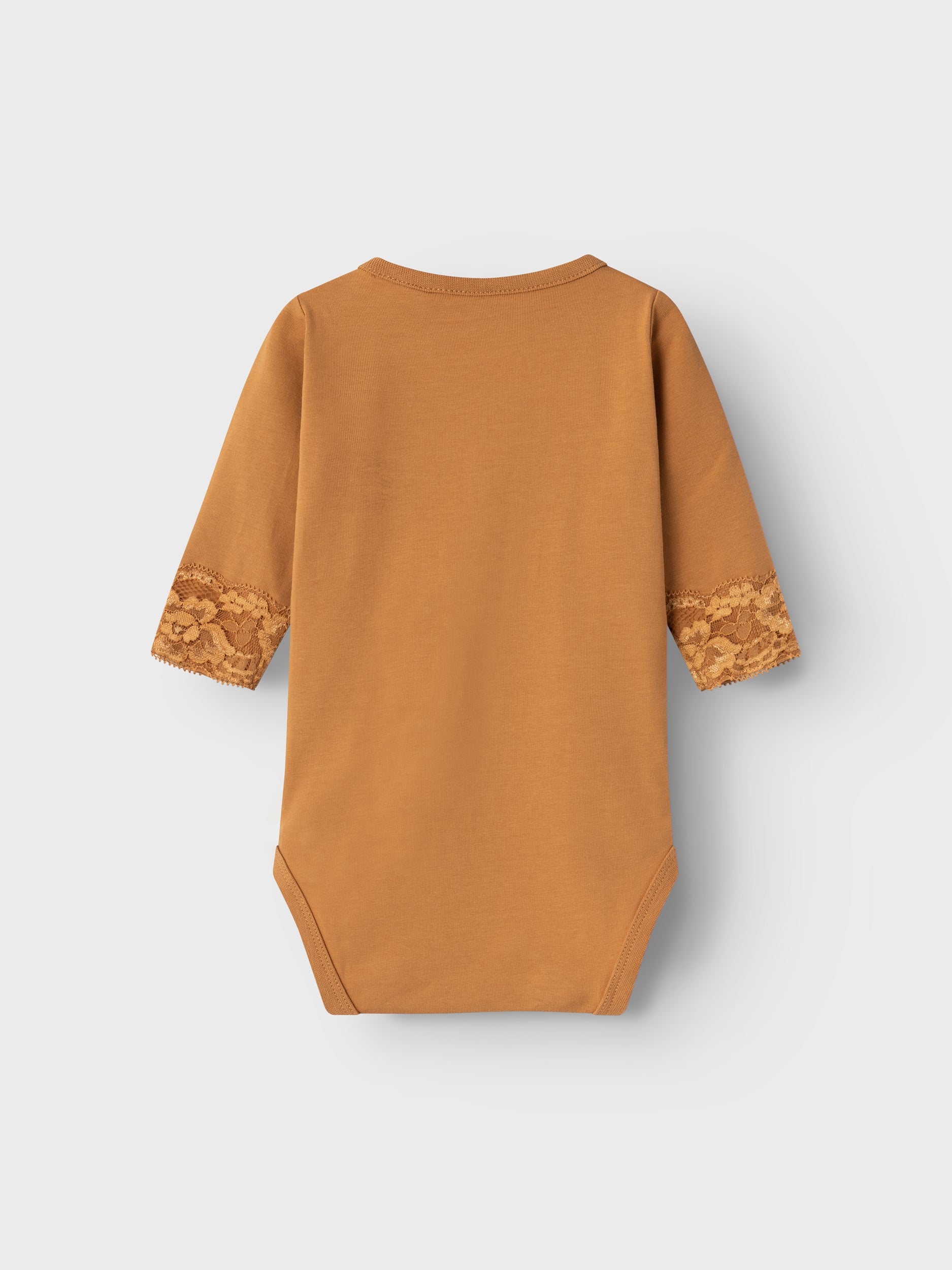 Långärmad body med söt spetskant vid handen. Ekologisk baby body i fin brun färg. Bebiskläder, bodysuit.