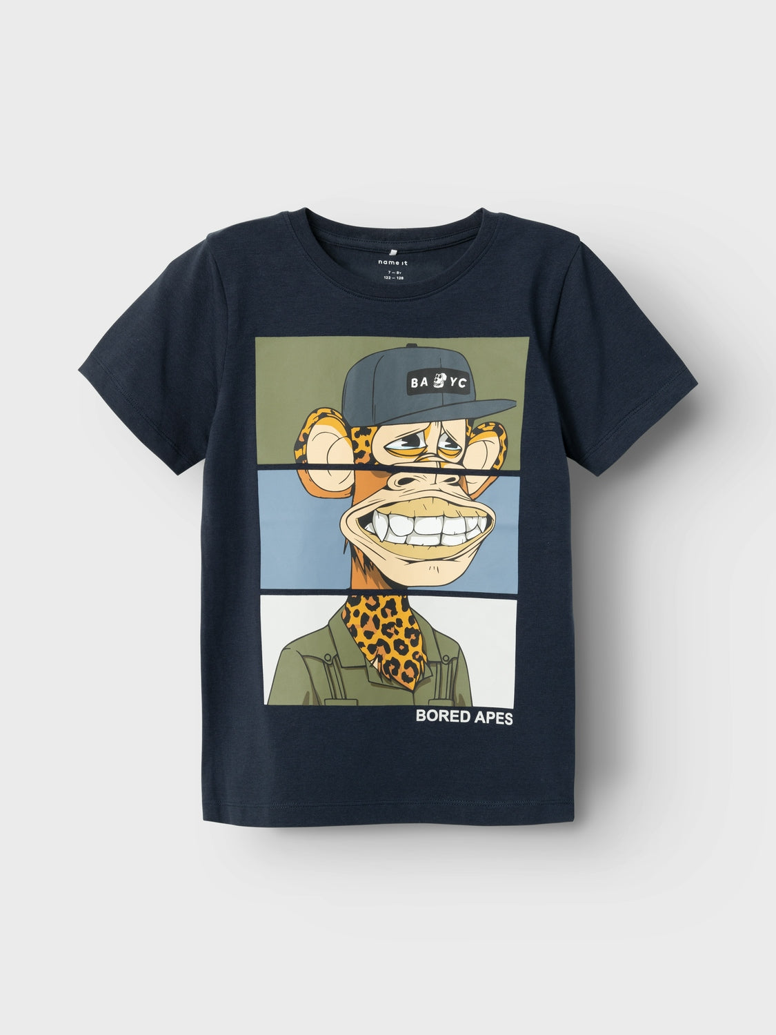 Cool kortärmad t-shirt i mörk blå färg med Bored Ape på bröstet. En rolig apa med keps.