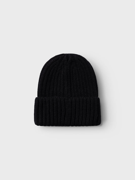 Se till att ditt barns outfit också får roliga och praktiska huvudbonader och lägg till en snygg touch. Svart stickad höst mössa från Name it till din flicka, pojke, kille och tjej. 

Produkttyp: Mössa