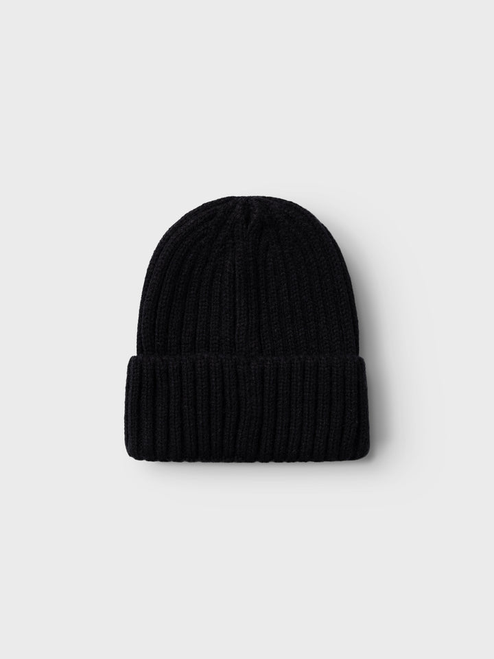 Se till att ditt barns outfit också får roliga och praktiska huvudbonader och lägg till en snygg touch. Svart stickad höst mössa från Name it till din flicka, pojke, kille och tjej. 

Produkttyp: Mössa