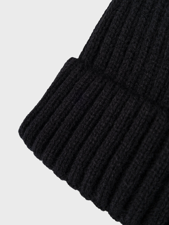 Se till att ditt barns outfit också får roliga och praktiska huvudbonader och lägg till en snygg touch. Svart stickad höst mössa från Name it till din flicka, pojke, kille och tjej. 

Produkttyp: Mössa