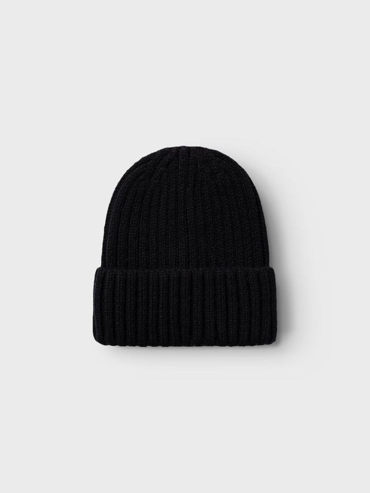 Se till att ditt barns outfit också får roliga och praktiska huvudbonader och lägg till en snygg touch. Svart stickad höst mössa från Name it till din flicka, pojke, kille och tjej. 

Produkttyp: Mössa