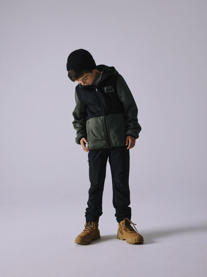 Kille, pojke klädd i cool mössa. Sailer beanie. Se till att ditt barns outfit också får roliga och praktiska huvudbonader och lägg till en snygg touch. Svart stickad höst mössa från Name it till din flicka, pojke, kille och tjej. 

Produkttyp: Mössa
