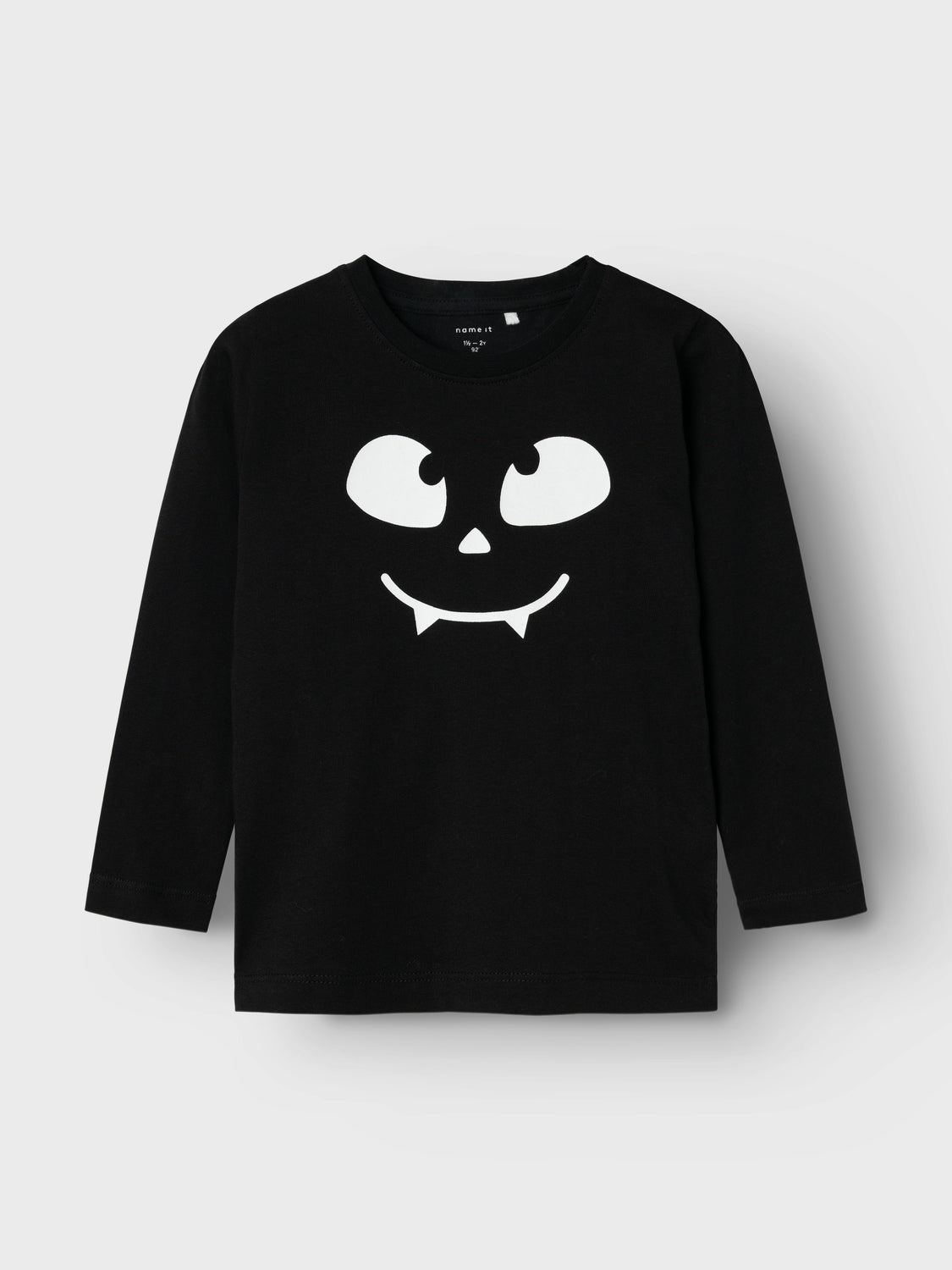 Svart långärmad t-shirt till pojke och flicka perfekt till halloween om du vill se ut som en fladdermus eller kanske svart drake med vingar. Ge ditt barns garderob en uppdatering med coola toppar perfekta för vardagsbruk och speciella tillfällen. Jersey är ett lätt och stretchigt tyg med en mjuk yta och insida för en bekväm känsla och rörelsefrihet.

Produkttyp: T-shirt
Hals: Rund hals
Ärm: Långa ärmar
Extra detaljer : Sömnadsdetalj
Tryck: Gummitryck för en mjuk känsla
Passform: Normal passform