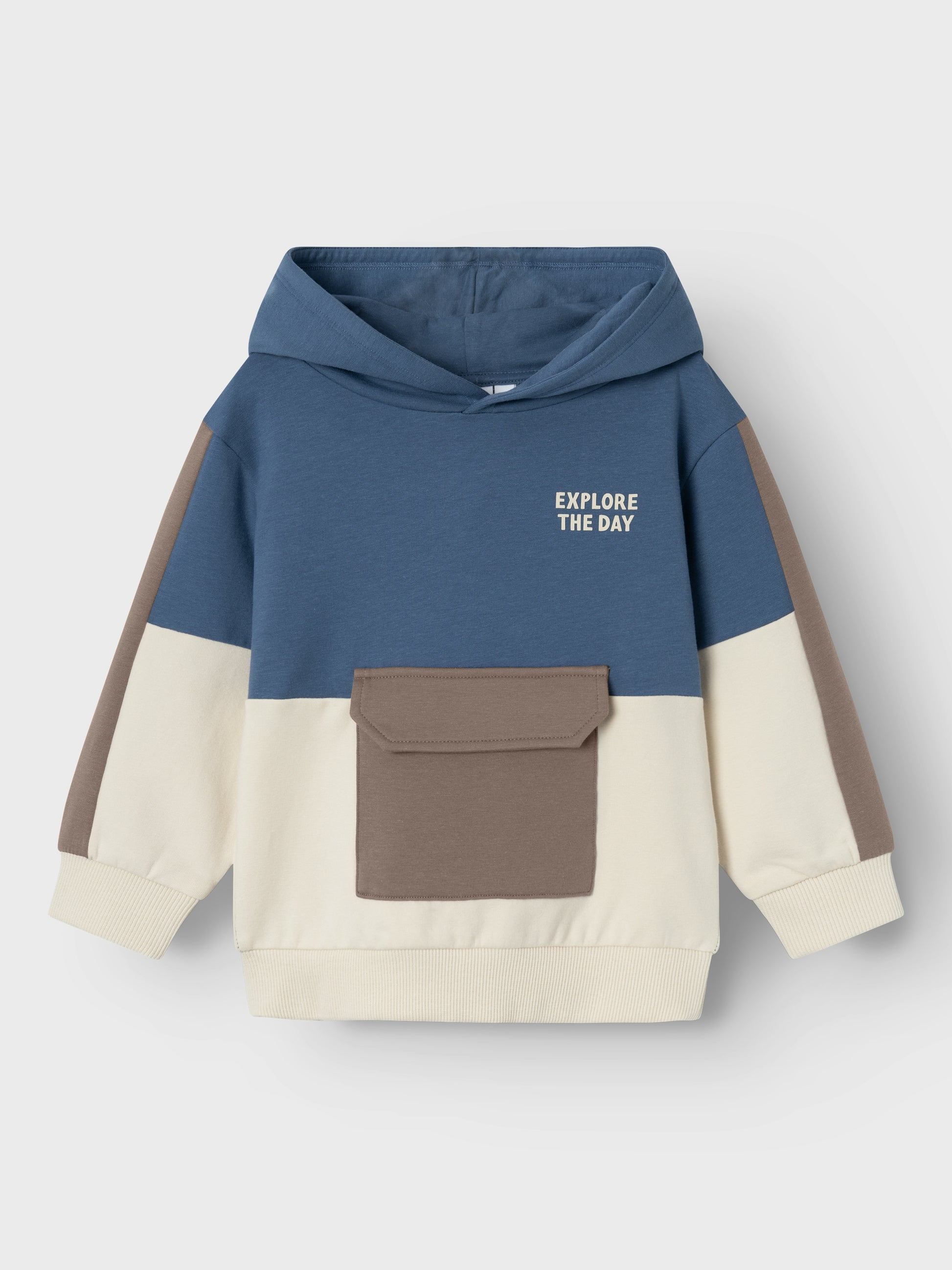 Snygg blå beige luvtröja till liten kille, pojke. Barn tröja hoodie med stor ficka på magen i ekologisk bomull.