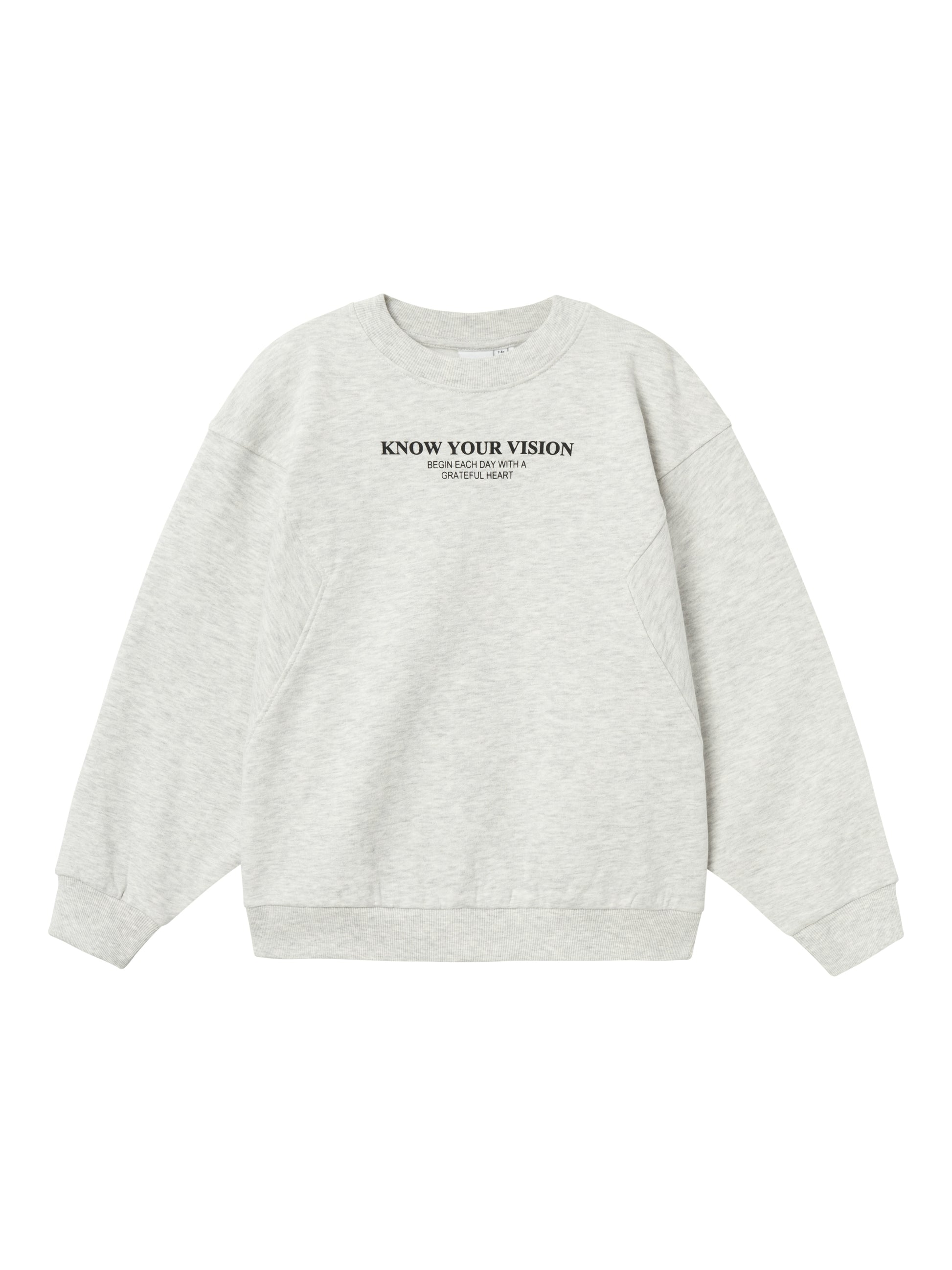 Snygg stilren grå sweatshirt tröja till barn och ungdom tjej, flicka. Enkel topp som passar till allt och älskar att den är i ekologisk bomull.
Produkttyp: Sweatshirts
Hals: Mock hals
Ärm: Långa ärmar
Ärmar: Sänkta axlar
Muddar: Ribbstickade muddar
Extra detaljer: Broderi
Tvätt/finish: Persikabehandling för en mjuk känsla
Passform: Avslappnad passform