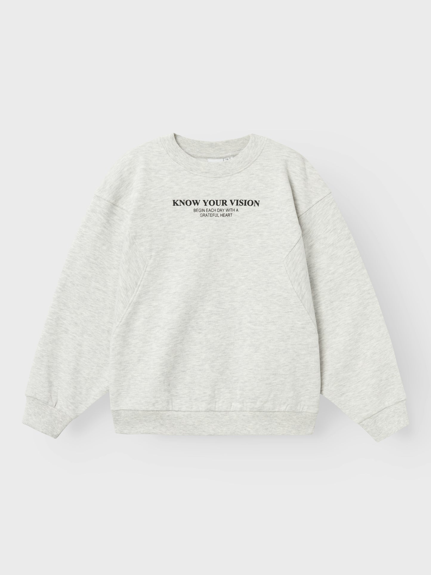 Snygg stilren grå sweatshirt tröja till barn och ungdom tjej, flicka. Enkel topp som passar till allt och älskar att den är i ekologisk bomull.
Produkttyp: Sweatshirts
Hals: Mock hals
Ärm: Långa ärmar
Ärmar: Sänkta axlar
Muddar: Ribbstickade muddar
Extra detaljer: Broderi
Tvätt/finish: Persikabehandling för en mjuk känsla
Passform: Avslappnad passform