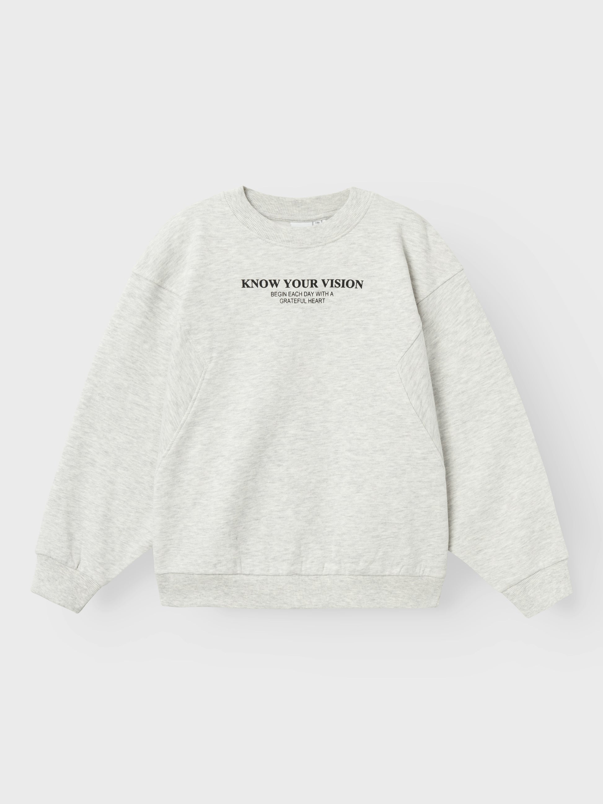 Snygg stilren grå sweatshirt tröja till barn och ungdom tjej, flicka. Enkel topp som passar till allt och älskar att den är i ekologisk bomull.
Produkttyp: Sweatshirts
Hals: Mock hals
Ärm: Långa ärmar
Ärmar: Sänkta axlar
Muddar: Ribbstickade muddar
Extra detaljer: Broderi
Tvätt/finish: Persikabehandling för en mjuk känsla
Passform: Avslappnad passform