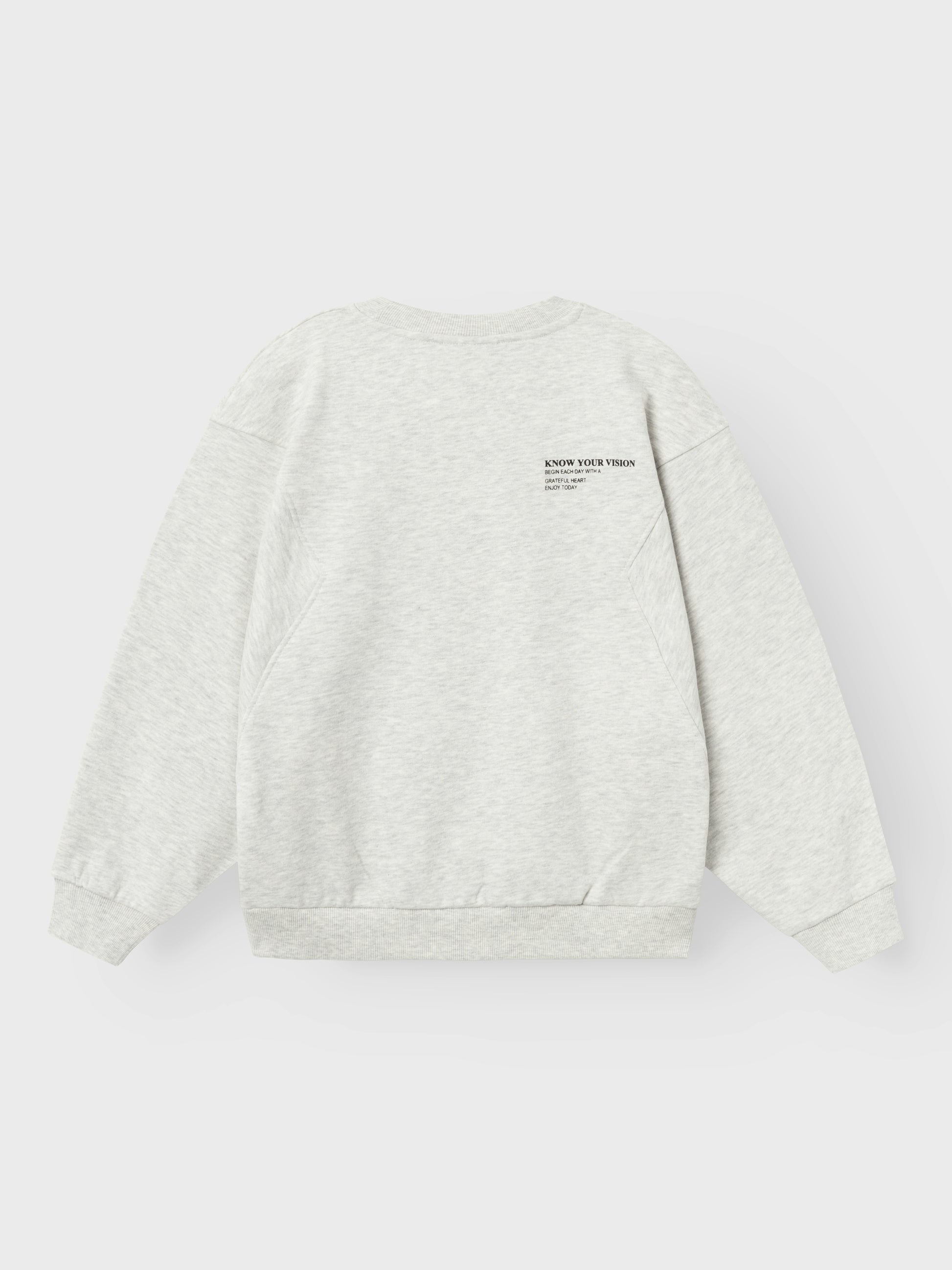 Snygg stilren grå sweatshirt tröja till barn och ungdom tjej, flicka. Enkel topp som passar till allt och älskar att den är i ekologisk bomull.
Produkttyp: Sweatshirts
Hals: Mock hals
Ärm: Långa ärmar
Ärmar: Sänkta axlar
Muddar: Ribbstickade muddar
Extra detaljer: Broderi
Tvätt/finish: Persikabehandling för en mjuk känsla
Passform: Avslappnad passform