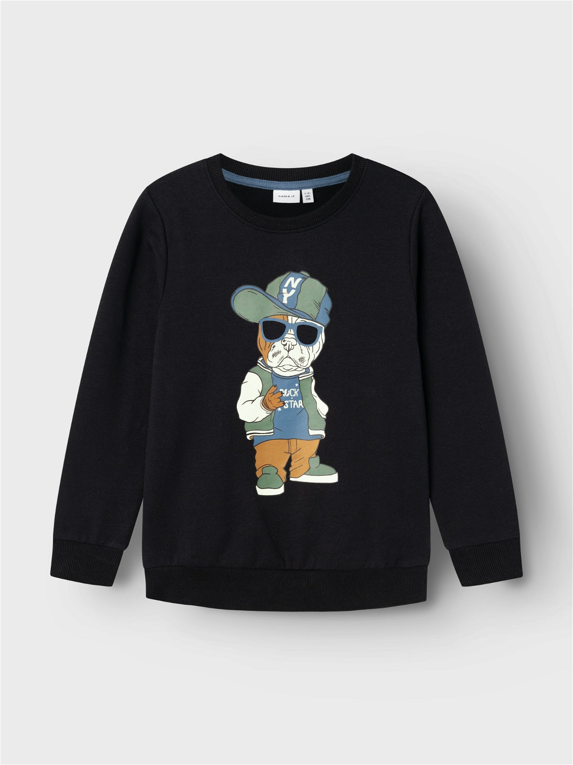 Svart sweatshirt tröja med cool hund på, till pojke, kille.
Produkttyp: Sweatshirts
Hals: Rund hals
Ärm: Lång ärm
Muddar: Ribbstickade muddar
Extra detaljer: Etikett
Tryck: Gummitryck för en mjuk känsla
Passform: Standard passform
NKMOKLOKKEN