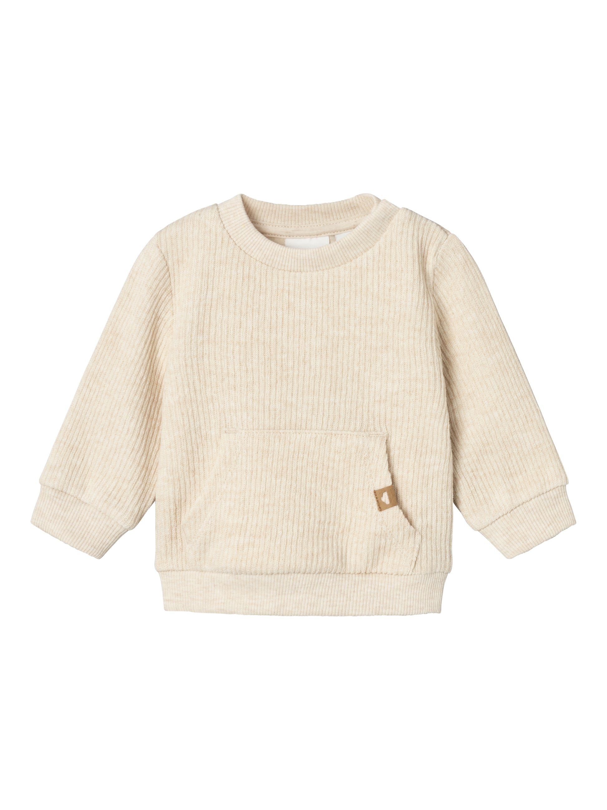 Baby Tröja i ljust beige i unisex modell så den passar både pojke och flicka. Produkttyp: Sweatshirt Tröja
Hals: Rund hals
Ärm: Lång ärm
Fickor: Känguruficka
Extra detaljer: Badge
Passform: Normal passform
Ekologisk bomull
NBMOLEIF