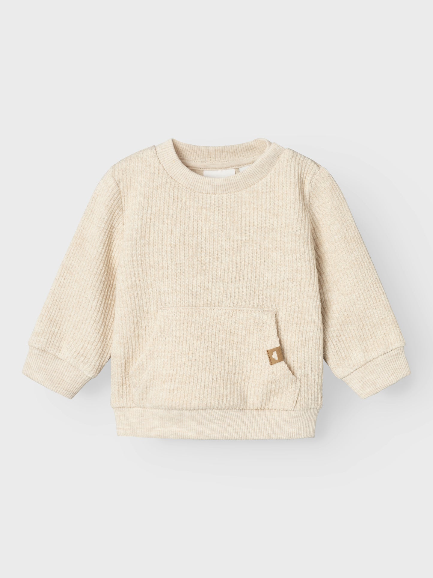 Baby Tröja i ljust beige i unisex modell så den passar både pojke och flicka. Produkttyp: Sweatshirt Tröja
Hals: Rund hals
Ärm: Lång ärm
Fickor: Känguruficka
Extra detaljer: Badge
Passform: Normal passform
Ekologisk bomull
NBMOLEIF