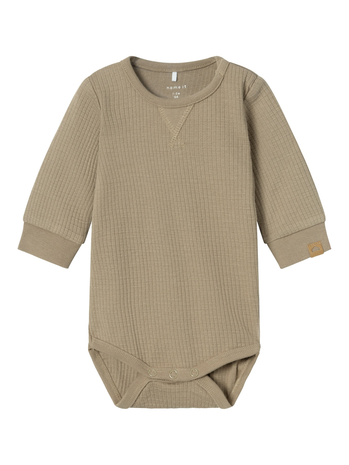 Enfärgad beige body i ekologisk bomull till din baby pojke. Långärmad body till din lille kille. Fräscha upp ditt barns garderob med mjuka och praktiska bodys som är perfekta att använda året runt. Ribbstickad har ett vertikalt, randigt mönster och bra elasticitet för en skön känsla och en tidlös look.

Produkttyp: Bodysuit
Hals: Rund hals
Ärm: Lång ärm
Stängning: Tryckknapp
Extra detaljer: Badge