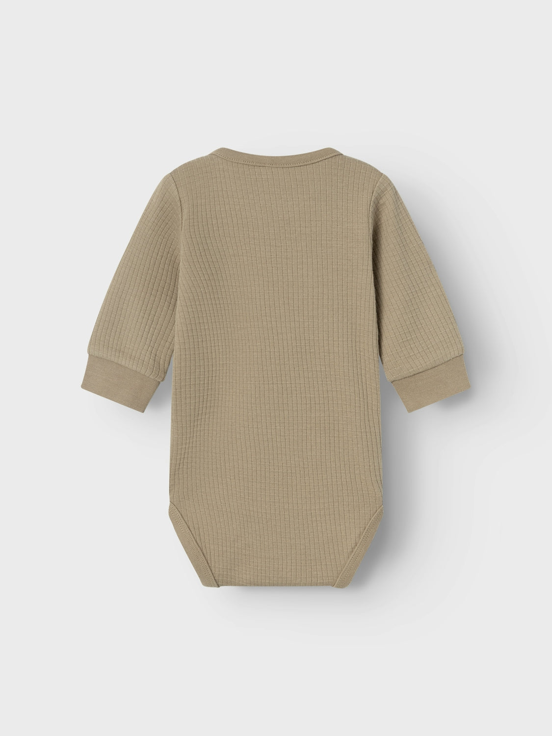 Enfärgad beige body i ekologisk bomull till din baby pojke. Långärmad body till din lille kille. Fräscha upp ditt barns garderob med mjuka och praktiska bodys som är perfekta att använda året runt. Ribbstickad har ett vertikalt, randigt mönster och bra elasticitet för en skön känsla och en tidlös look.

Produkttyp: Bodysuit
Hals: Rund hals
Ärm: Lång ärm
Stängning: Tryckknapp
Extra detaljer: Badge