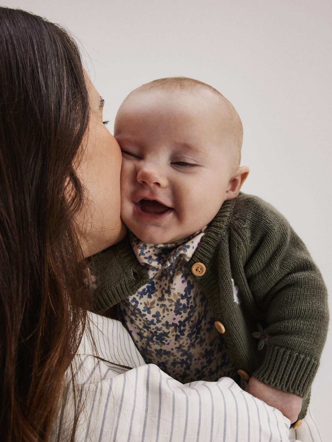 Söt blommig sparkdräkt, jumpsuit till baby. Förnya ditt barns garderob med mjuka och bekväma kostymer som garanterar komfort och ett rent utseende. Ribbstickad har ett vertikalt, randigt mönster och bra elasticitet för en skön känsla och en tidlös look.  Produkttyp: Jumpsuit Stängning: Tryckknapp Utskrift: Utskrift upprepas över hela ytan av produkten  Huvudmaterialet i denna produkt innehåller minst 50 % ekologisk bomull. Ekologisk bomull odlas utan användning av skadliga kemikalier. Ekologisk bomullsodlin