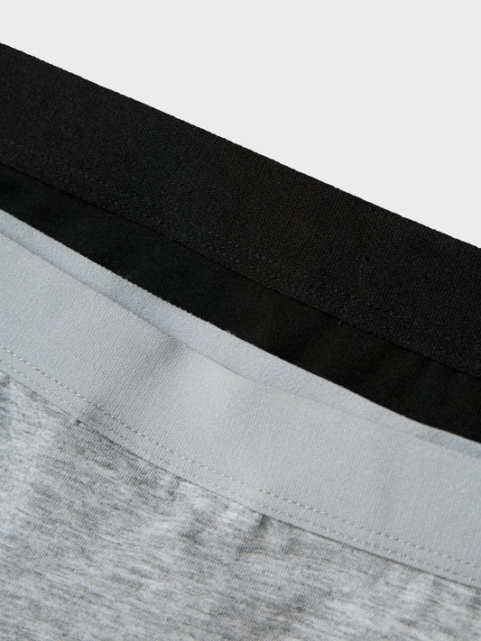Sköna bomulls trosor till flicka, tjej ungdom. 2-pack i svart och grått.
Fräscha upp garderoben med mjuka underkläder för komfort och ett rent utseende. Jersey är ett lätt och stretchigt tyg med en mjuk yta och insida för en bekväm känsla och rörelsefrihet.
