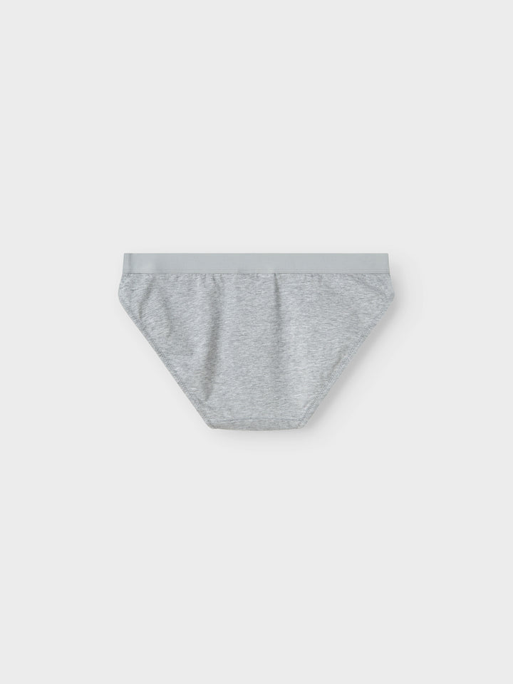 Sköna bomulls trosor till flicka, tjej ungdom. 2-pack i svart och grått.
Fräscha upp garderoben med mjuka underkläder för komfort och ett rent utseende. Jersey är ett lätt och stretchigt tyg med en mjuk yta och insida för en bekväm känsla och rörelsefrihet.