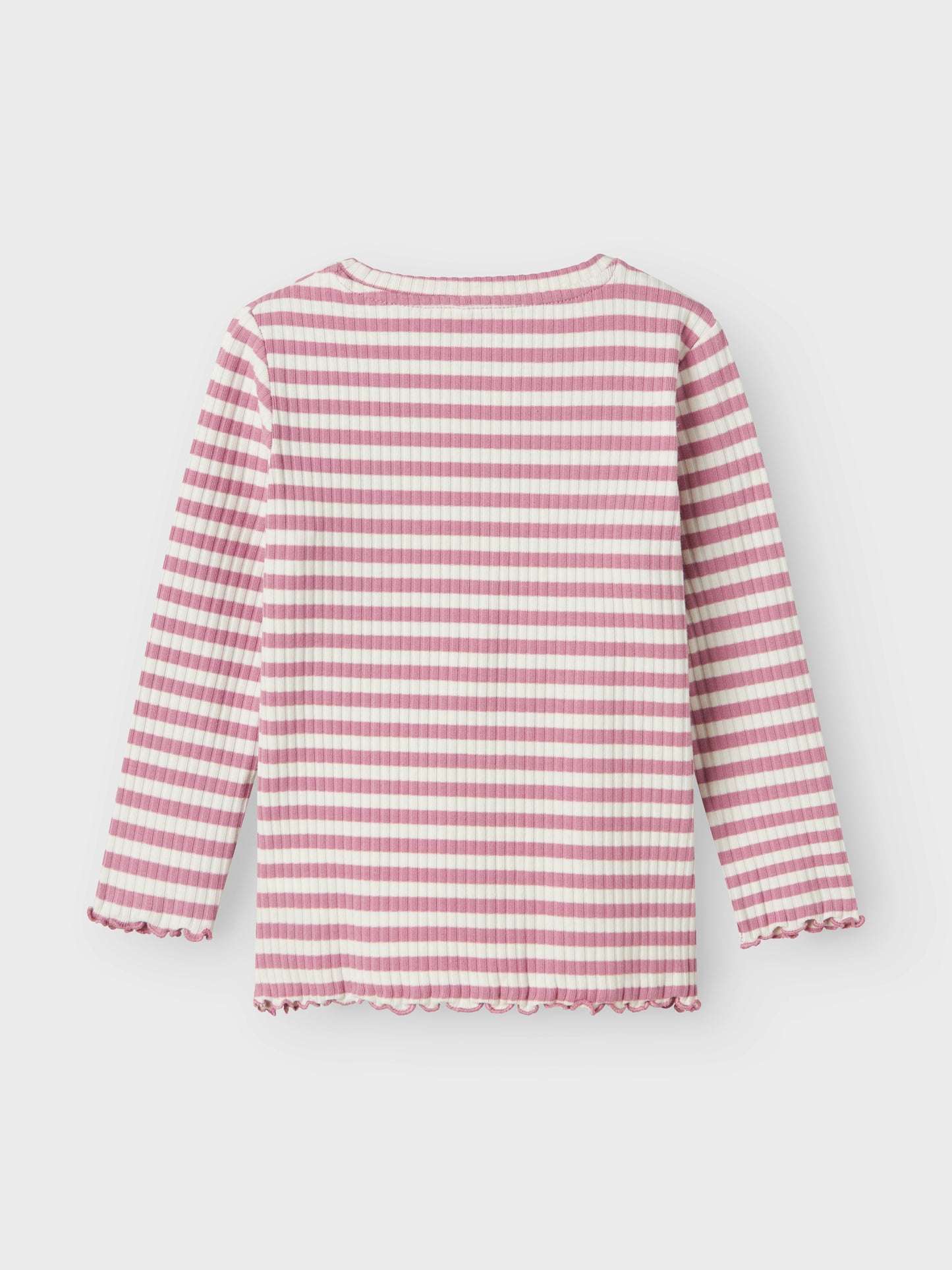 Långärmad randig tröja till flicka i rosa och vitt. Tunn ribbad långärmad t-shirt från Name it.
Produkttyp: Topp
Hals: Rund hals
Ärm: Lång ärm
Extra detaljer : Knappdetalj
Passform: Slim Fit