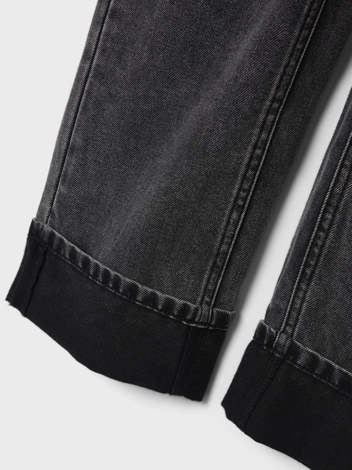 Coola jeans till din tjej, flicka i mjukaste denim som är ett slitstarkt vävt tyg som finns i flera uttryck för en unik look.

Produkttyp: jeans med bred passform
Stängning: Tryckknapp och halv mock gylfknäppning (storlek 80-110) eller krokknapp och dragkedja (storlek 116-164), hakknapp och dragkedja gylf
Fickor: Bakfickor, Framfickor
Bendetaljer: Uppvikbara få