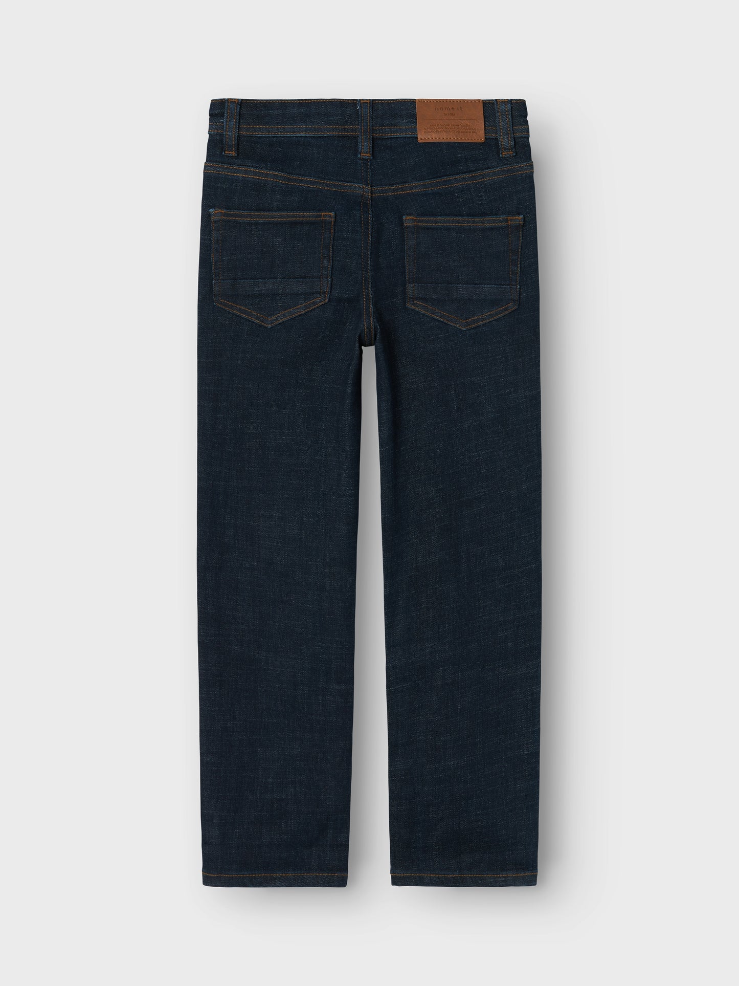 Mörkt blå jeans regular fit till pojke, kille. 
Produkttyp: jeans med rak passform
Stängning: Hakknapp och gylf med dragkedja, tryckknapp och halv gylfknäppning (storlek 80-110) eller hakknapp och gylf med dragkedja (storlek 116-164)
Fickor: Bakfickor, Framfickor
Extra detaljer: Justerbar midja, märke, etikett, nitar, tejpdetalj, sömnadsdetalj
Passform: Detta par jeans har en normal passform på höften och raka ben