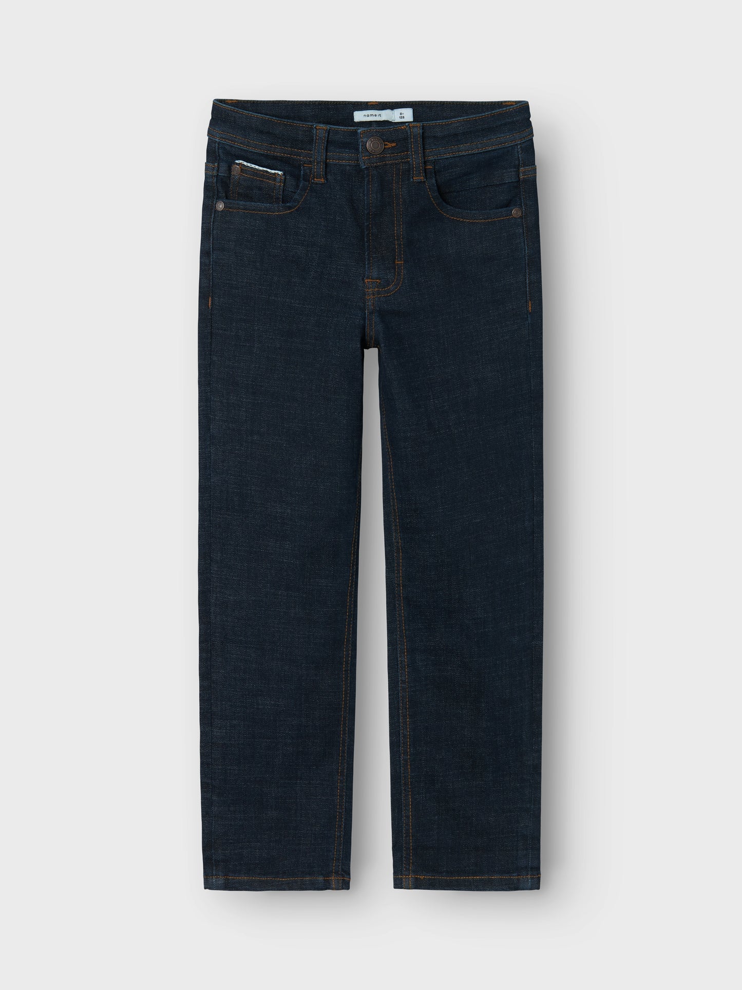 Mörkt blå jeans regular fit till pojke, kille. 
Produkttyp: jeans med rak passform
Stängning: Hakknapp och gylf med dragkedja, tryckknapp och halv gylfknäppning (storlek 80-110) eller hakknapp och gylf med dragkedja (storlek 116-164)
Fickor: Bakfickor, Framfickor
Extra detaljer: Justerbar midja, märke, etikett, nitar, tejpdetalj, sömnadsdetalj
Passform: Detta par jeans har en normal passform på höften och raka ben