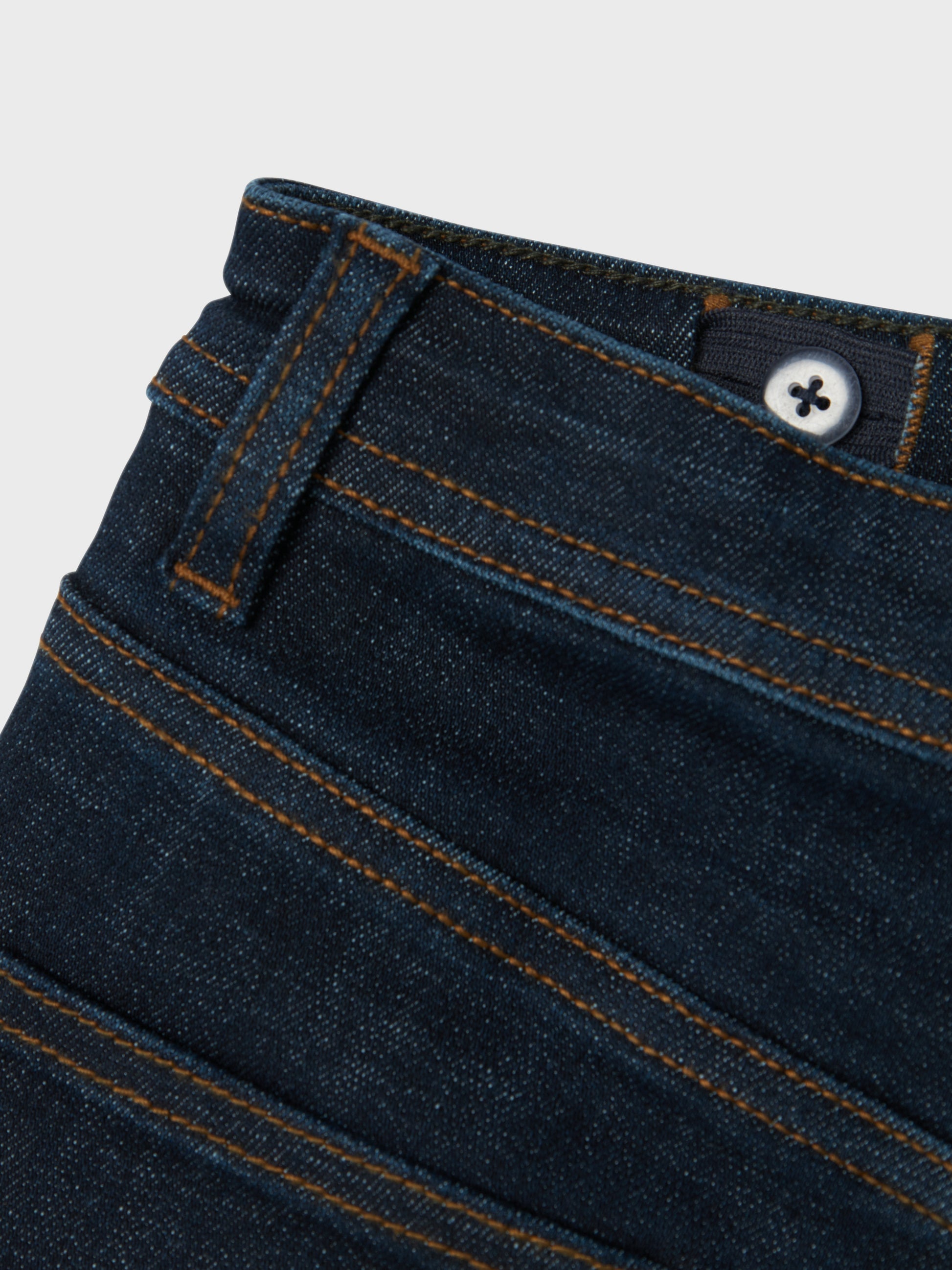 Mörkt blå jeans regular fit till pojke, kille. 
Produkttyp: jeans med rak passform
Stängning: Hakknapp och gylf med dragkedja, tryckknapp och halv gylfknäppning (storlek 80-110) eller hakknapp och gylf med dragkedja (storlek 116-164)
Fickor: Bakfickor, Framfickor
Extra detaljer: Justerbar midja, märke, etikett, nitar, tejpdetalj, sömnadsdetalj
Passform: Detta par jeans har en normal passform på höften och raka ben