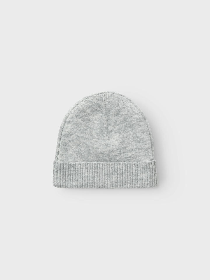 Stickad mössa i enkel, trendig modell som passar barn och ungdom flicka, tjej.
