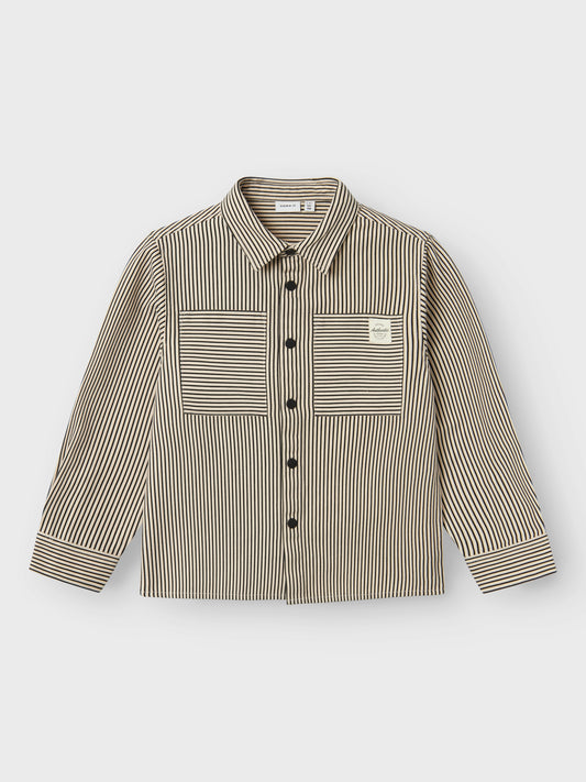 Svart, beige randig overshirt från Name it till kille, pojke. Barn och ungdoms skjorta i cool modell som ger din look det lilla extra. 