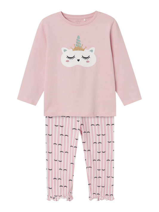 Rosa barn pyjamas till flicka, tjej. Söt pyjamas med randig byxa och enfärgad pyjamaströja med unicorn på magen. Ekologisk pyjamas från Name it, NMFRANDA