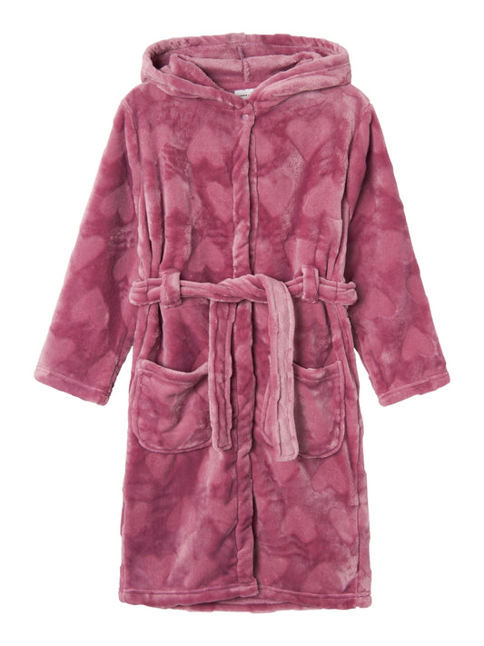 Mjuk rosa, mysig velour fleece morgonrock med hjärtan till flicka, tjej.
Lägg nytt liv till ditt barns garderob med tidlösa och bekväma basstilar som matchar alla tillfällen och årstid. Velour är ett mjukt och glänsande tyg med fibrer som följer handens drag för en fin effekt.

Detaljtyp: Badrock
Stängning: Tryckknapp
Fästtyp : Fast bälte