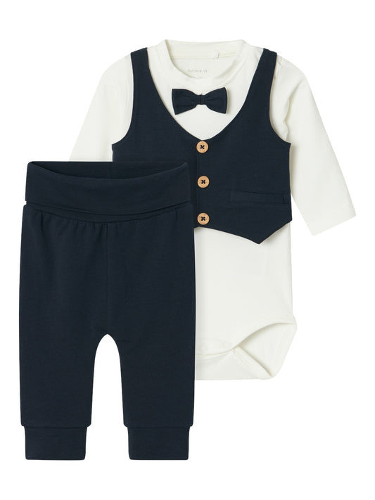 Här har du det perfekta set med body och byxa till baby. Påsydd fluga och väst gör att du med ett enda plagg får en riktigt festlig outfit som är mjuk och smidig att klä på. Byxan har mjuk skön midja som går att vika upp och ner. Gör ditt barn redo för alla festliga evenemang eller speciella tillfällen året runt med roliga och glamorösa feststilar. Jersey är ett lätt och stretchigt tyg med en mjuk yta och insida för en bekväm känsla och rörelsefrihet.

Produkttyp: Bodyset
Hals: Rund hals
Ärm: Lång ärm
Extra