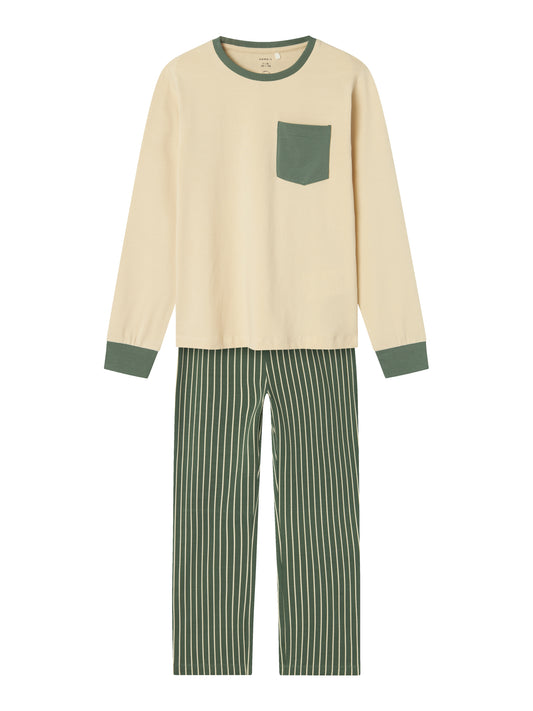 Snygg tvådelad pyjamas med beige, grön tröja och grön randig pyjamasbyxa i ekologisk bomull til kille, pojke. Barn och ungdom pyjamas i klassisk randig modell. Name it NKMRADE