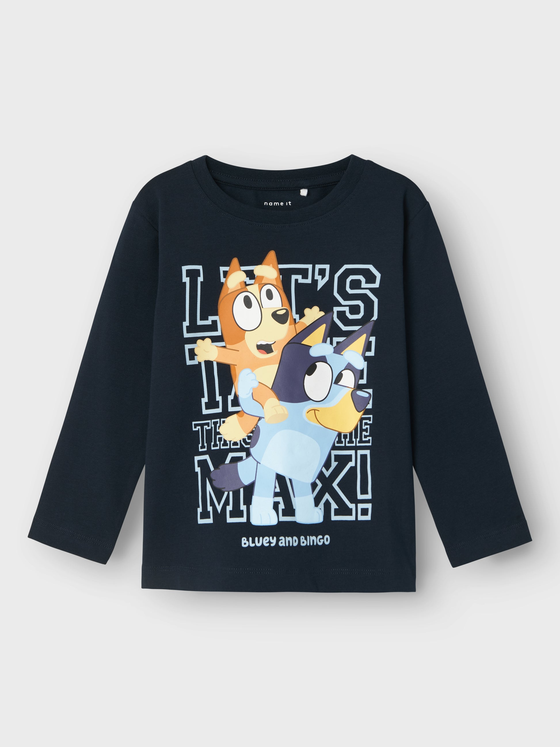 Mörkt blå långärmad t-shirt med lekfullt mönster till din lilla pojke, kille.
Bluey följer äventyren för en älskvärd och outtömlig sexårig Blue Heeler-valp som bor med sin pappa, mamma och fyraåriga lillasyster, Bingo.

Produkttyp: T-shirt
Hals: Rund hals
Ärm: Långa ärmar
Tryck: Skumtryck för en pösig effekt och en tredimensionell look, Gummitryck för en mjuk känsla
Passform: Standard passform