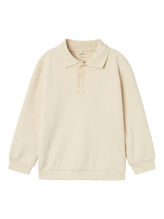 Sätt ihop den perfekta outfiten för ditt barn, ungdom och skapa en bekväm och trendig look. Lite tjockare beige tröja som en sweatshirt, men den ser ut som en piké i halsen. Riktigt snygg favorit hos oss i ekologisk bomull till kille, pojke. Strukturtröja finns i flera olika utföranden och kan ha både 3D-effekter och färger för en snygg look.

Produkttyp: Sweatshirts
Hals: Polo
Ärm: Lång ärm
Muddar: Ribbstickade muddar
Stängning: Knäppning
Extra detaljer: Ribbkant
Passform: Lös passform